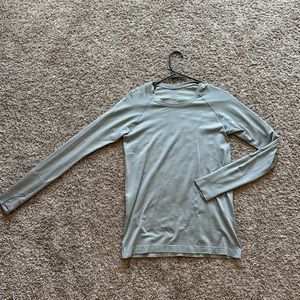 lululemon long sleeve!!